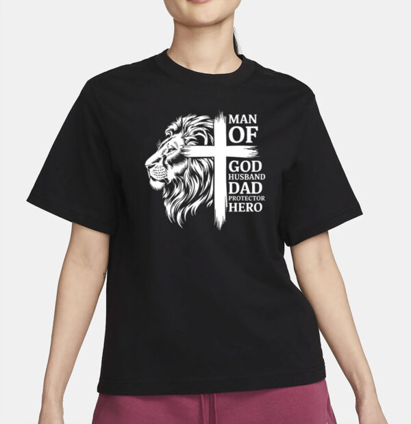 Man Of God Husband Daddy Protector Hero Dad Lion Jesus Cross T-Shirt