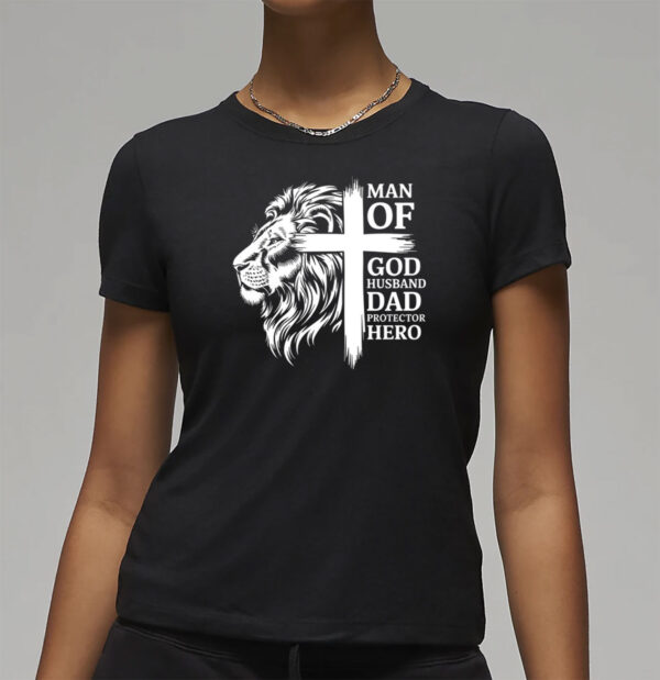 Man Of God Husband Daddy Protector Hero Dad Lion Jesus Cross T-Shirt