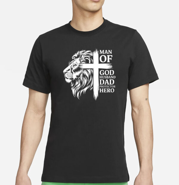 Man Of God Husband Daddy Protector Hero Dad Lion Jesus Cross T-Shirt